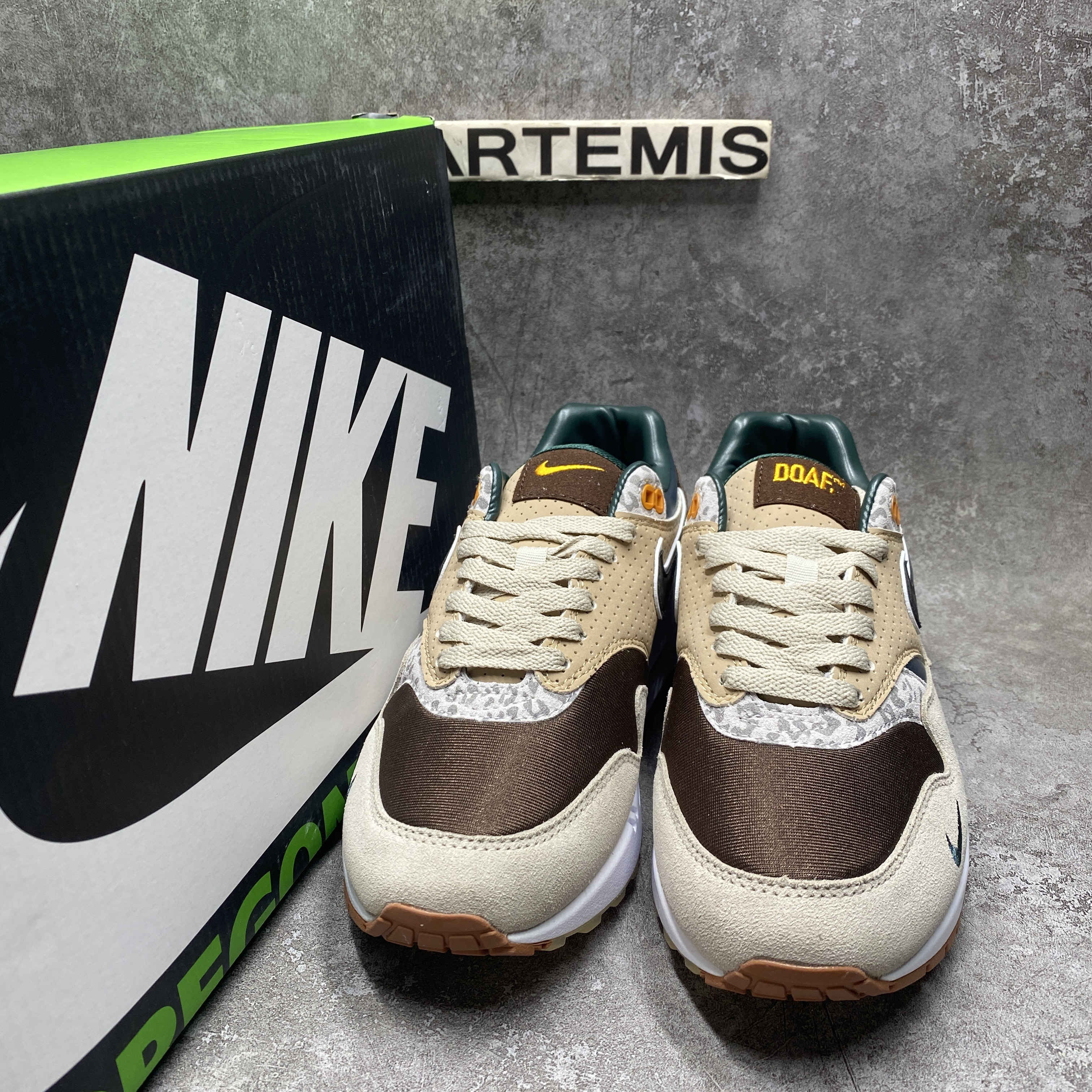UA Nike Air Max 1