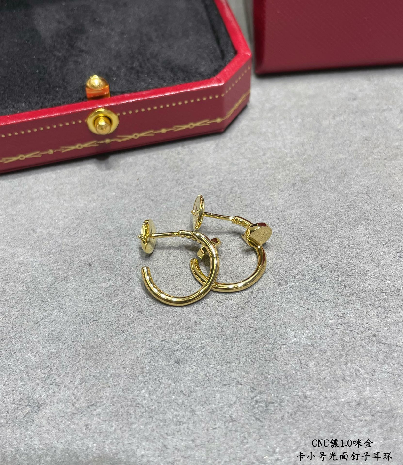 Ca*t*er small polished stud earrings