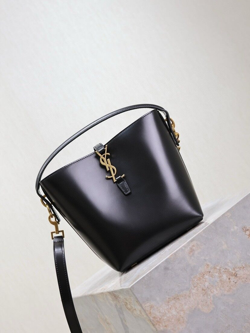 Y*L le 37 in shiny leather 17x20x13cm