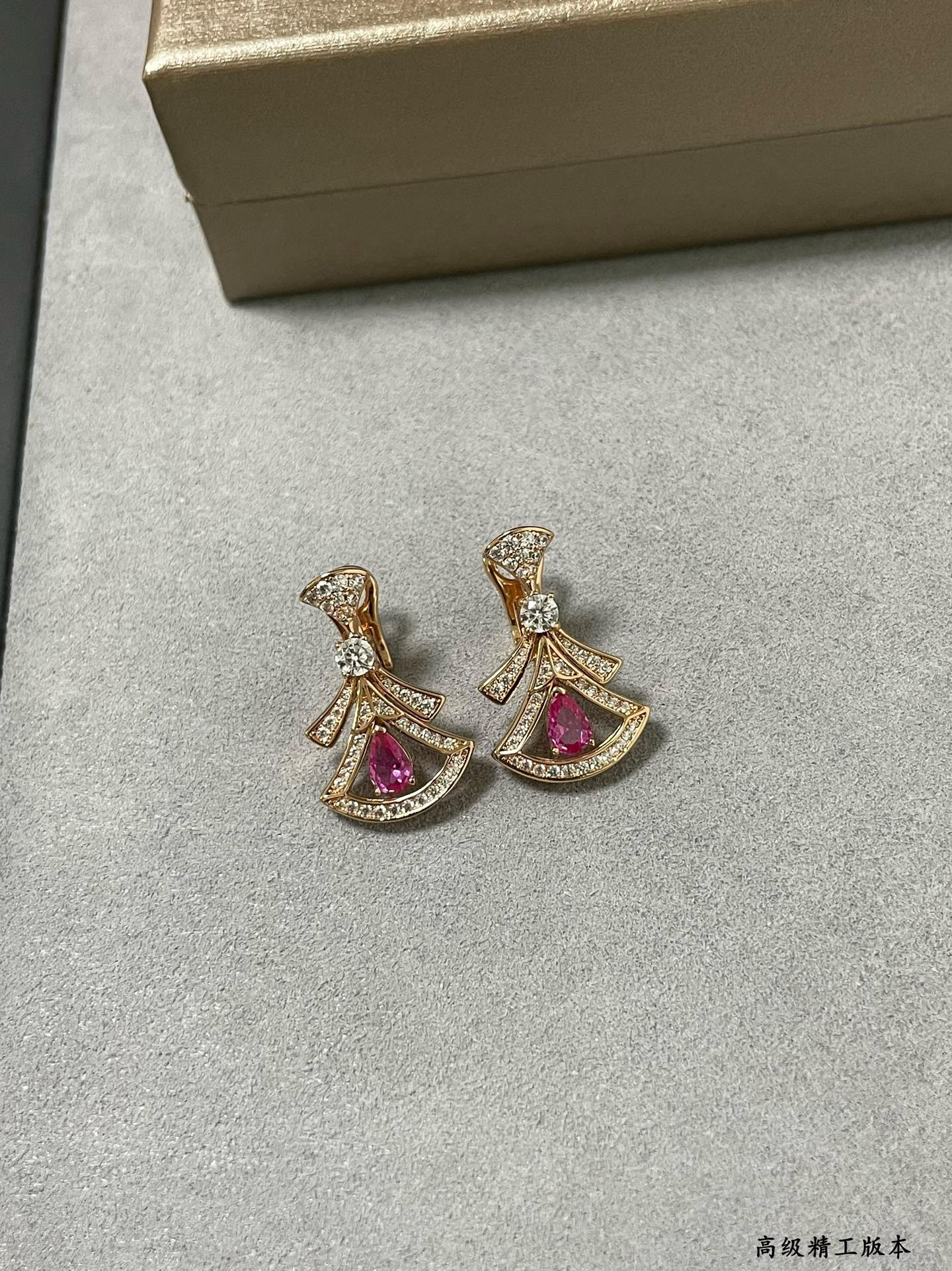 b*l*ai red Di*m*nd fan-shaped skirt earrings