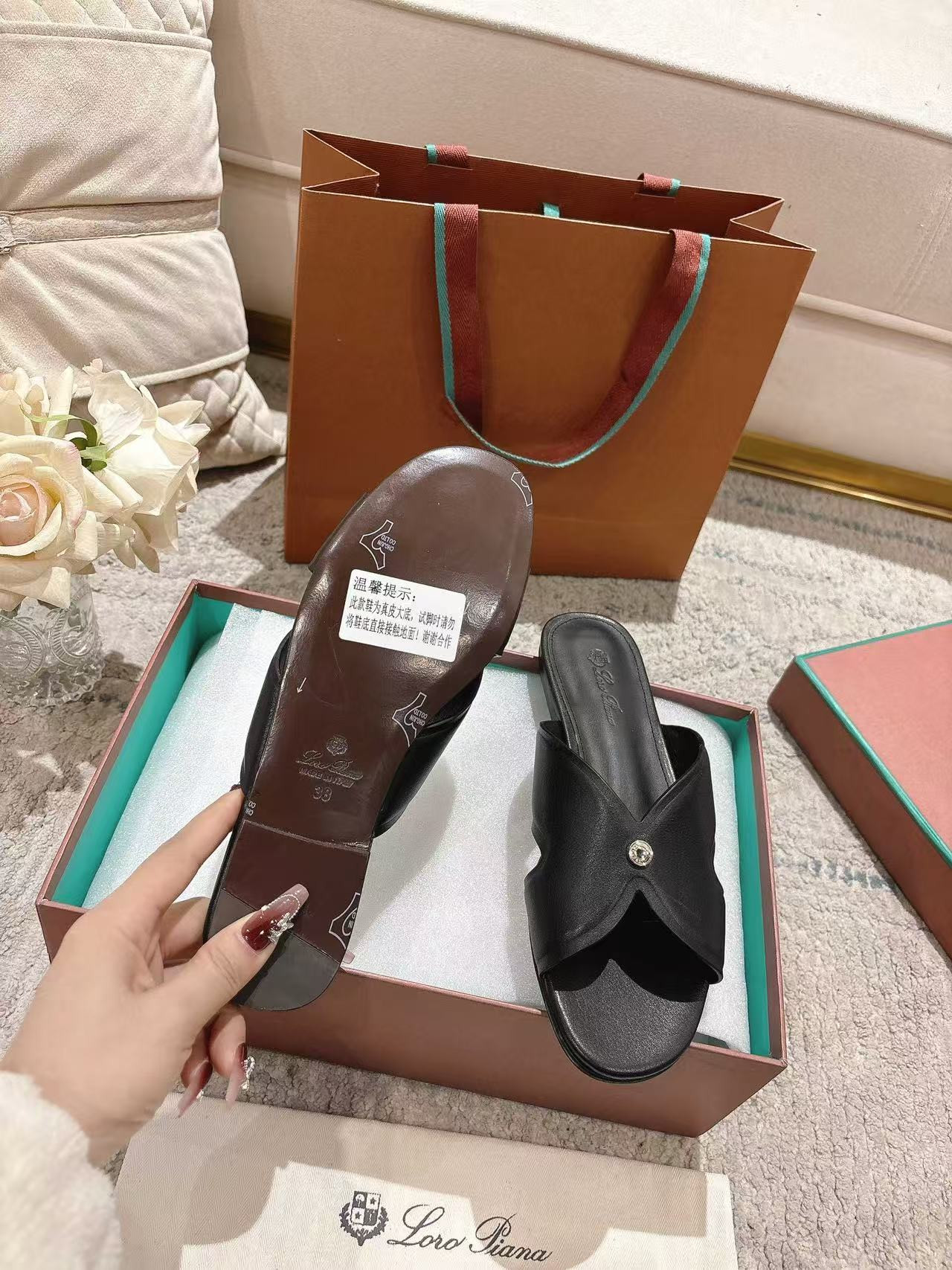ua L**o p*ana vera sandal