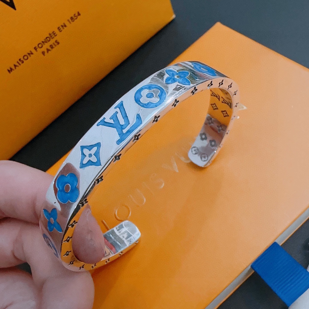 l0*is V*t0n bracelet
