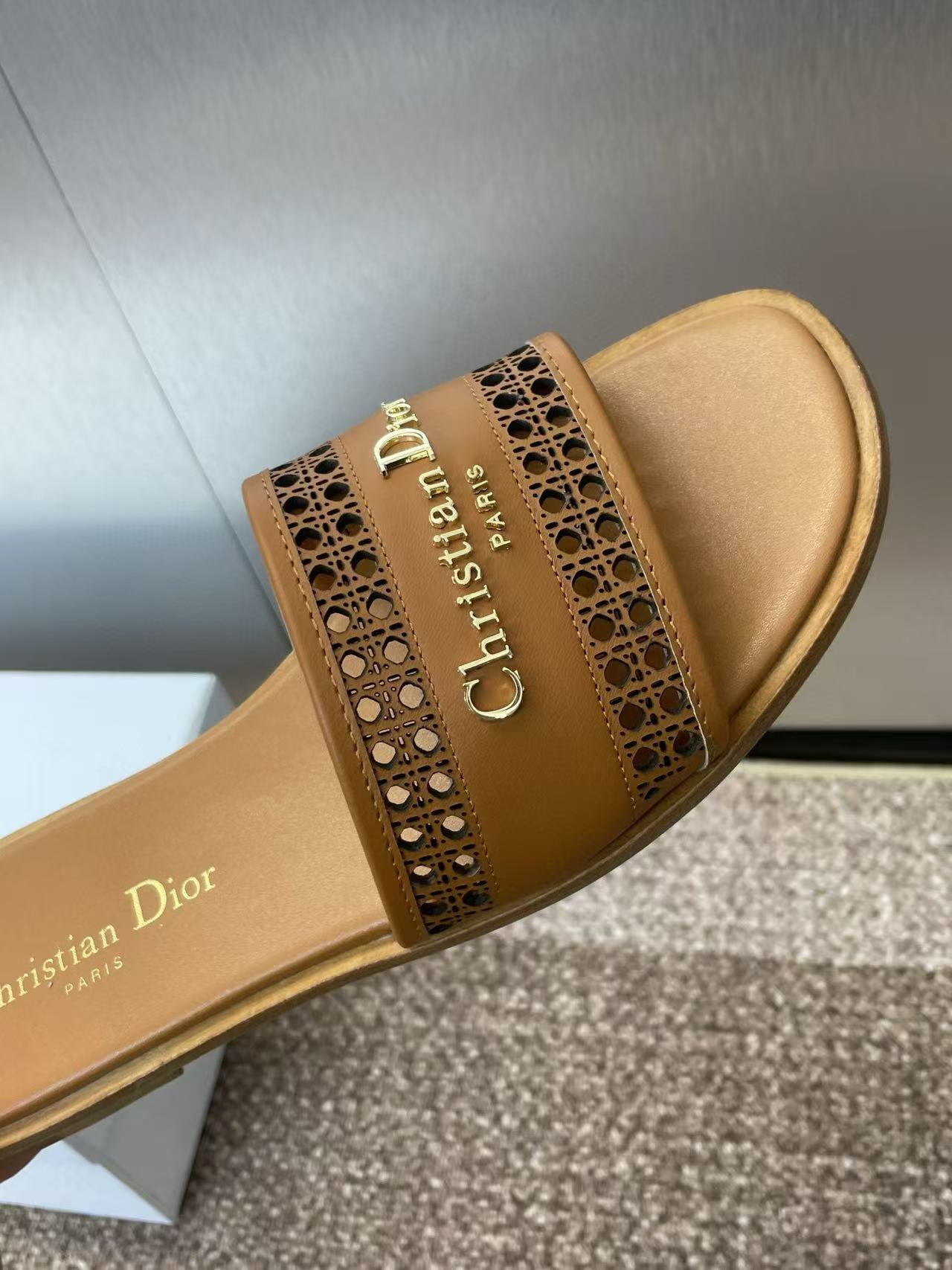 ua D*or d-lane slide