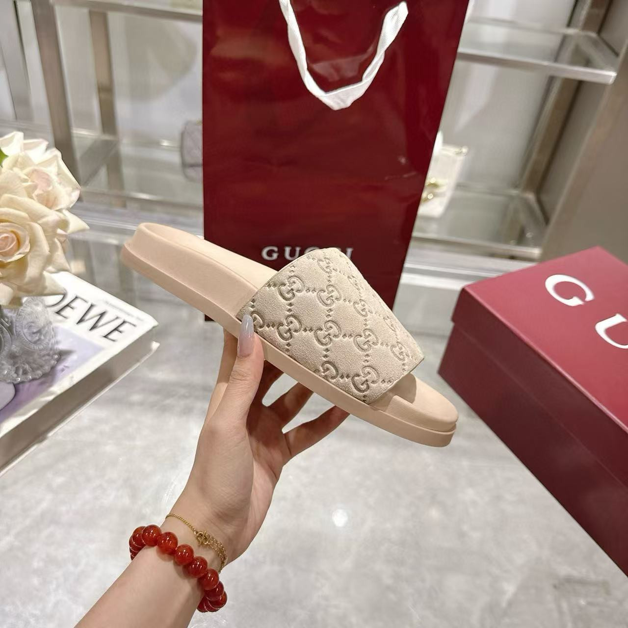 ua G*u*i sandals