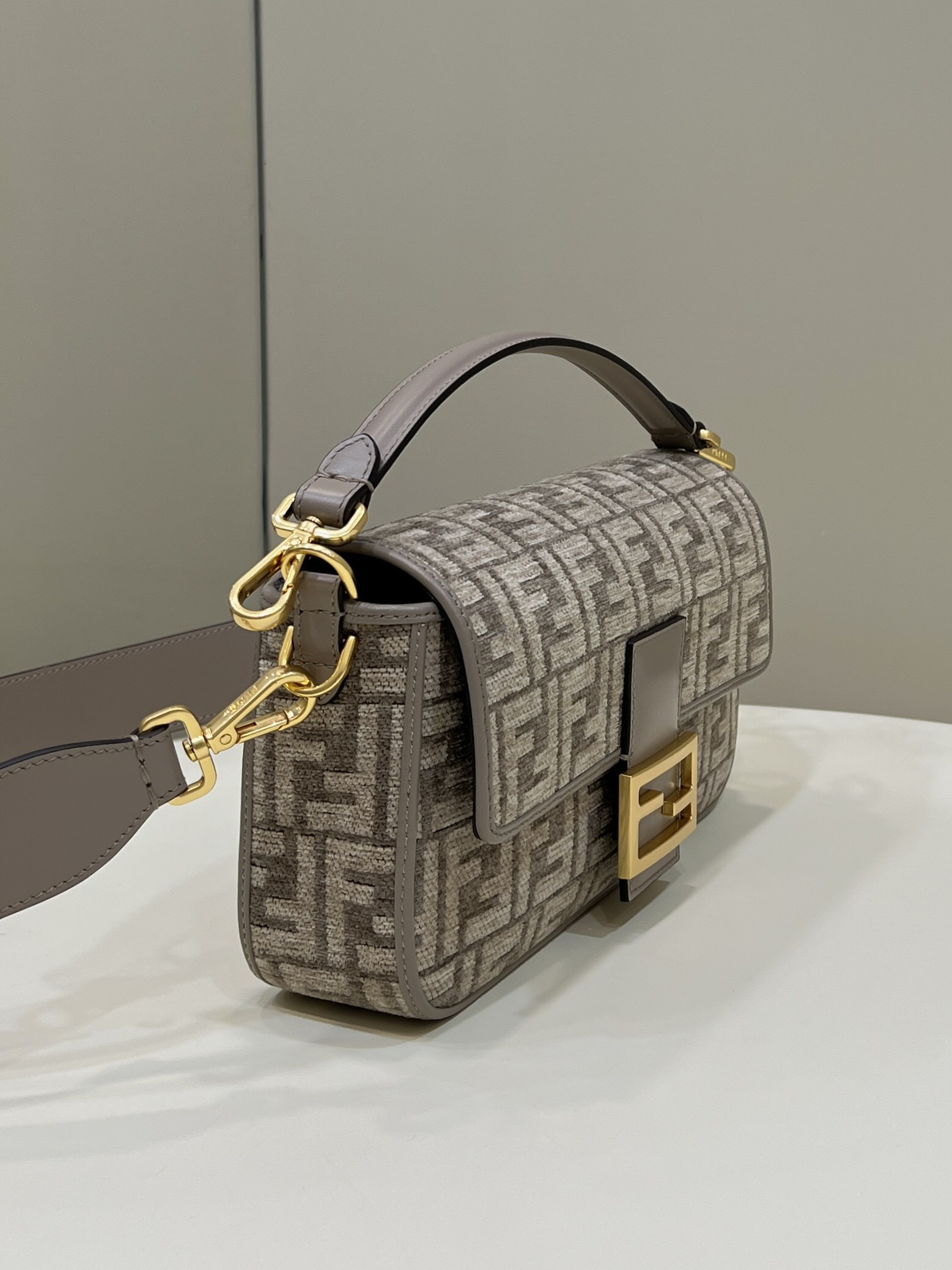 F**di baguette chain midi dove gray tapestry fabric bag with ff motif 14.5x7x24 cm