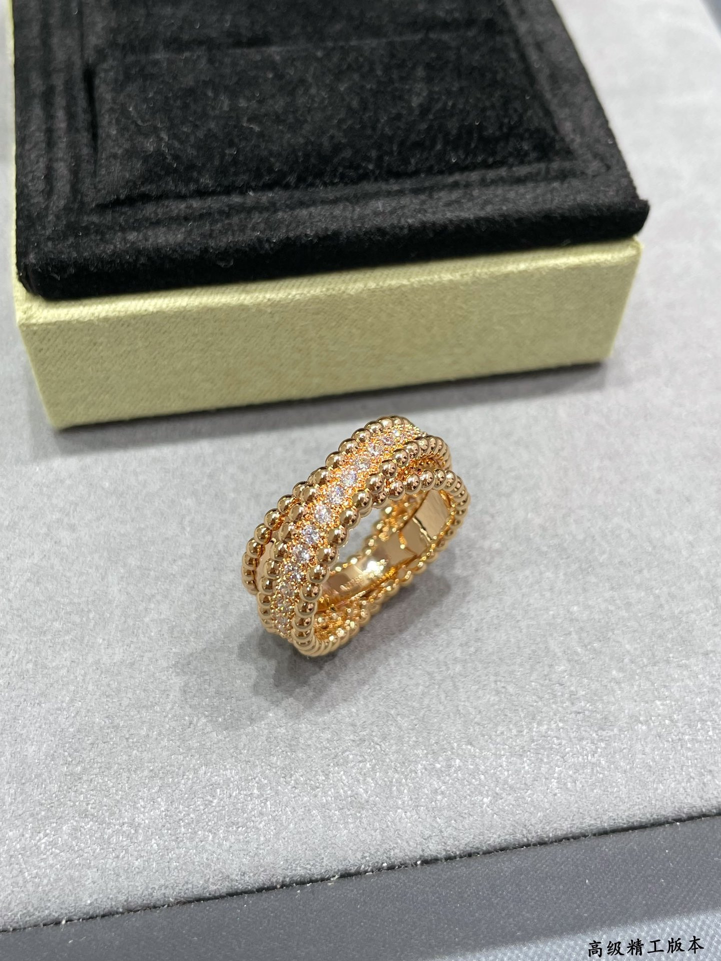 V*N CL*F & arpels double hoop ring