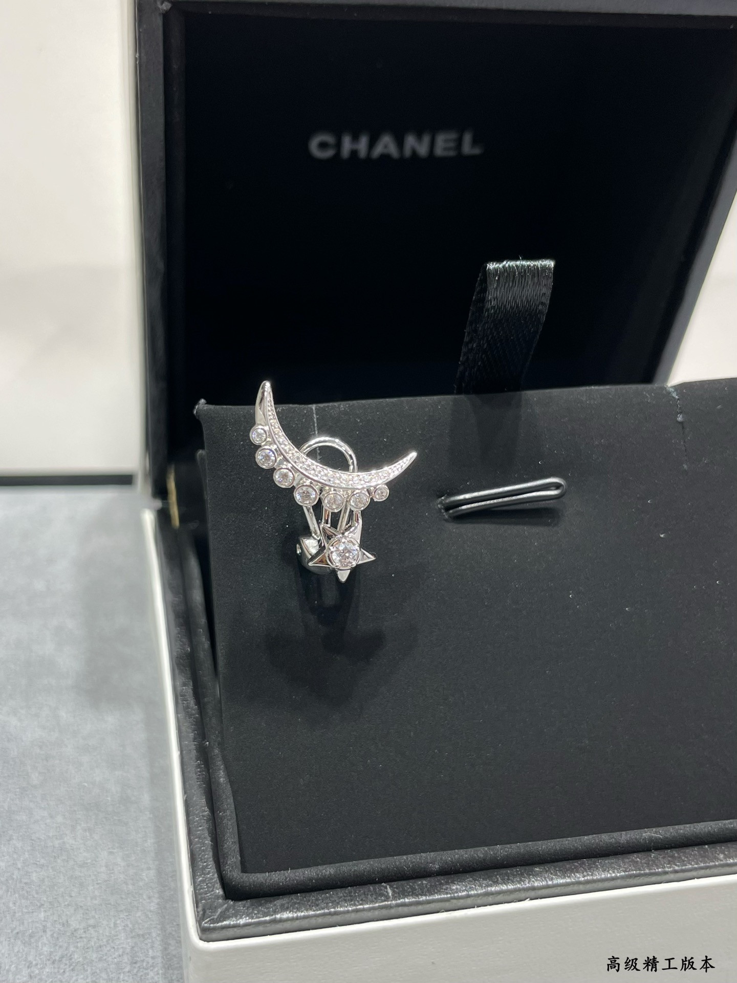 Ch*el stars and moon earrings(single)