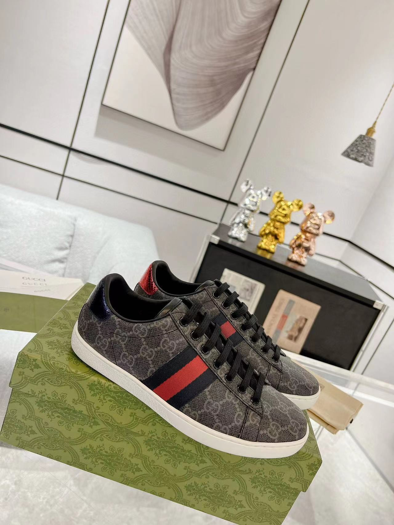 ua G*u*i sneaker with web