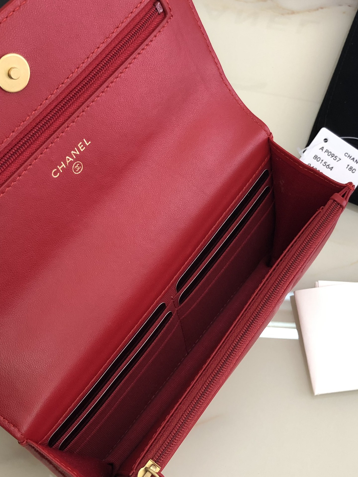 Ch*el classic wallet on chain red 4.8 × 7.5 × 1.4 in