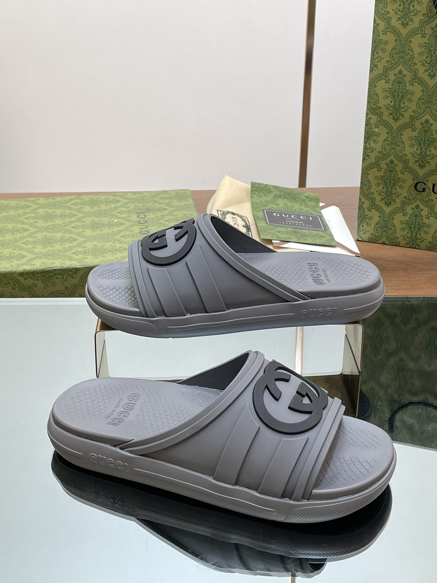 ua G*u*i interlocking g slide sandal