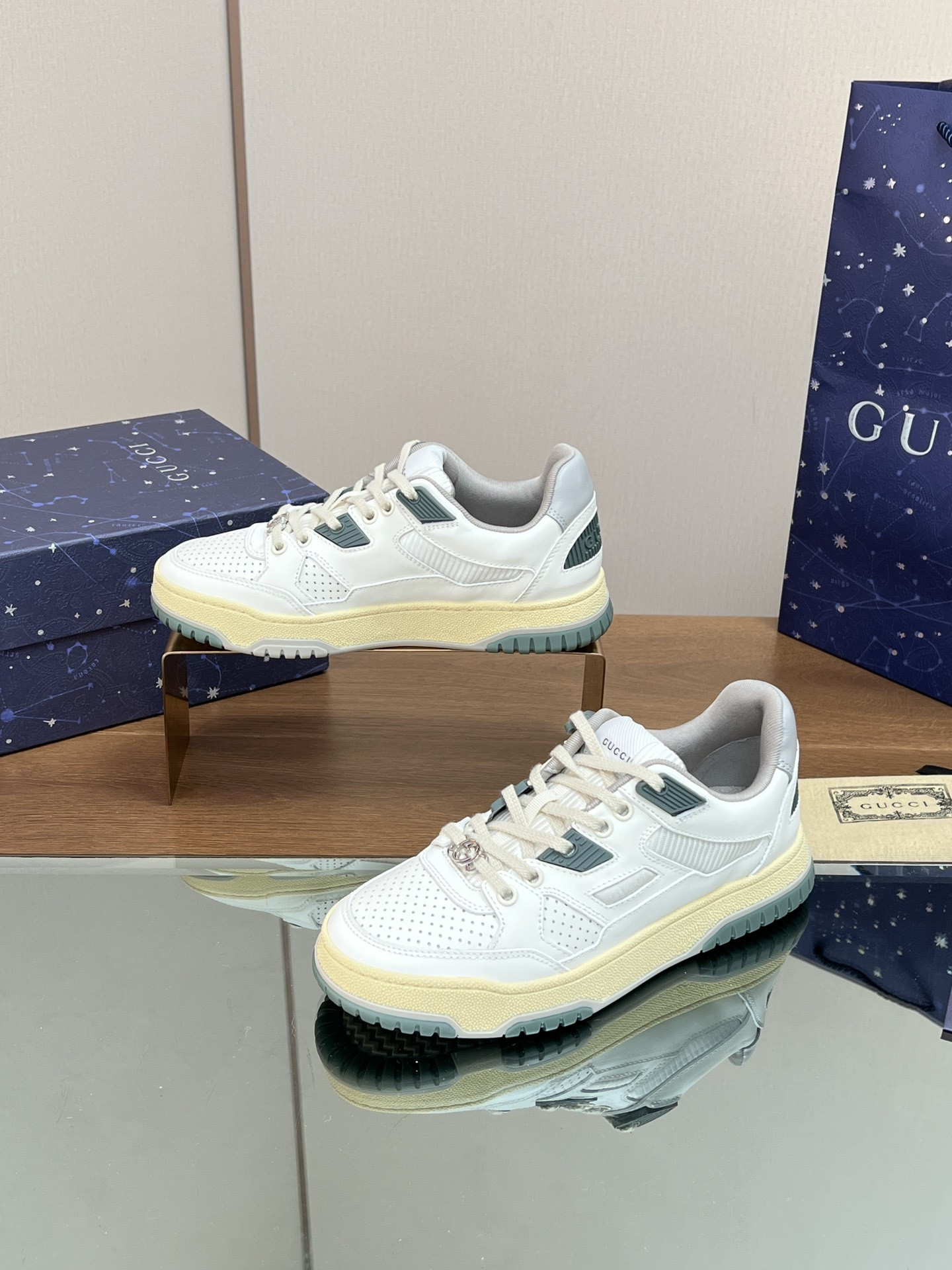 ua G*u*i low-top sneaker