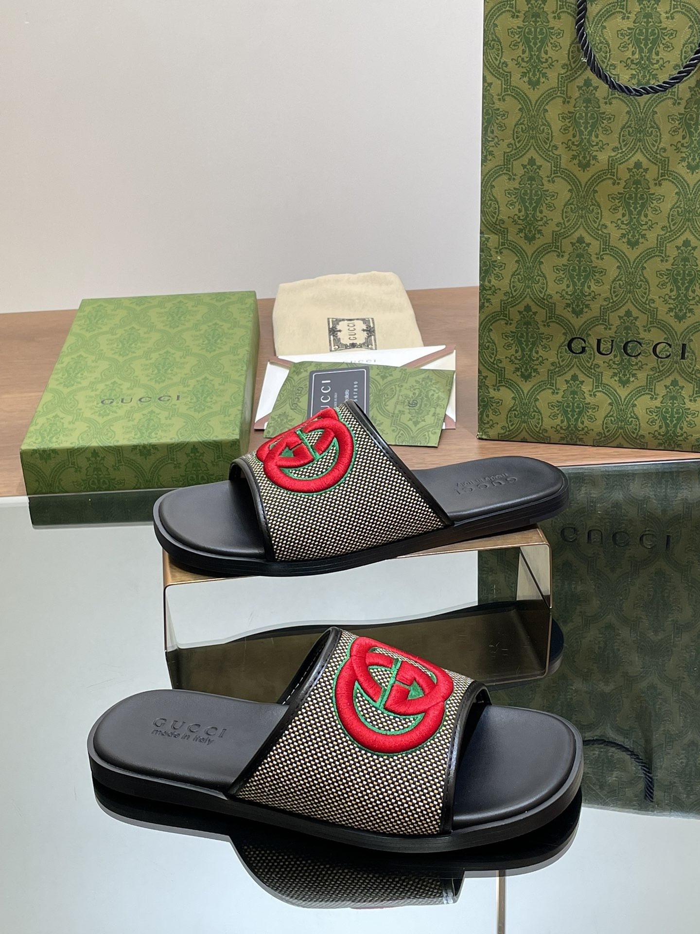 ua G*u*i interlocking g slide sandal