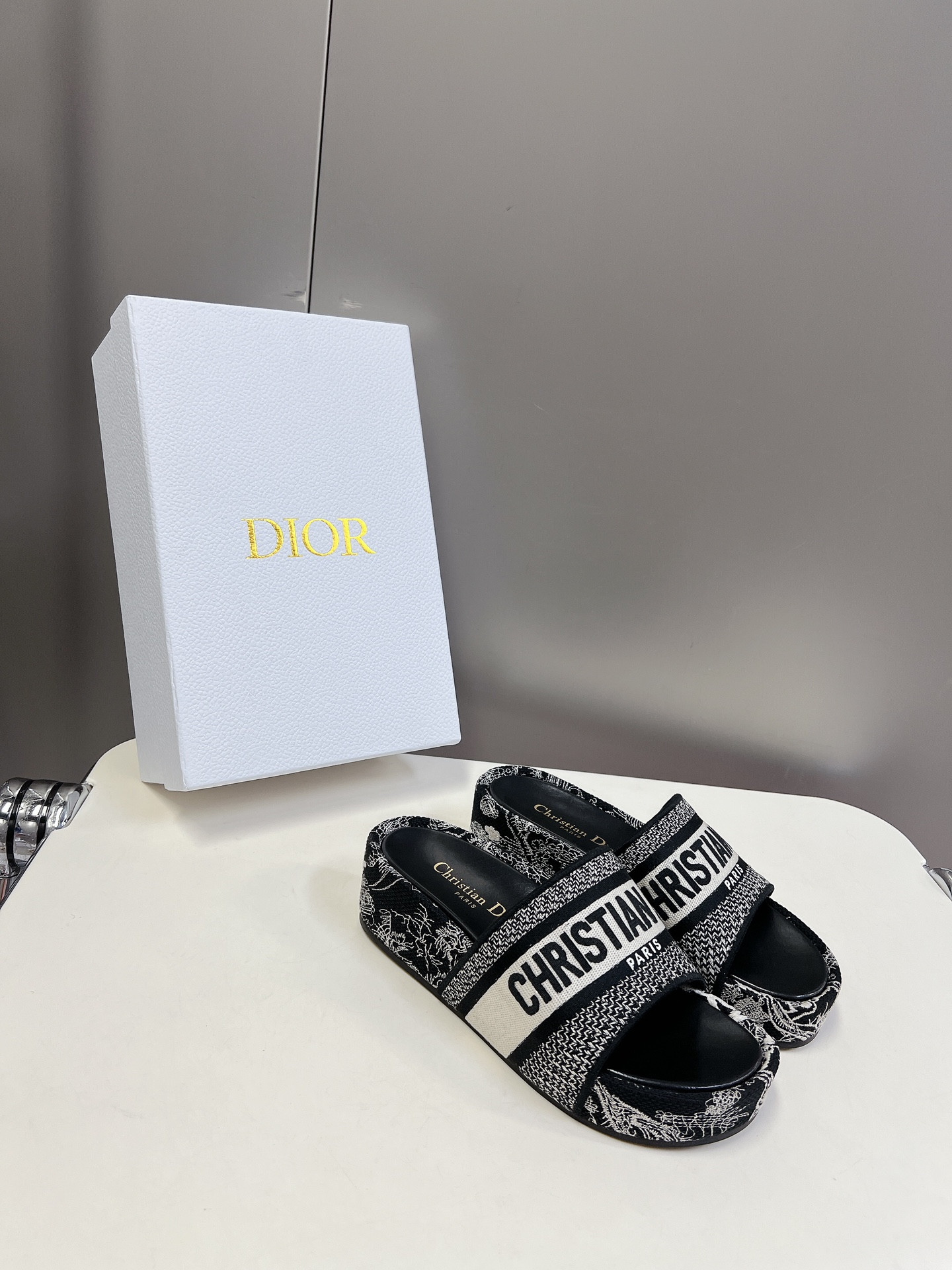 ua D*or platform sandals