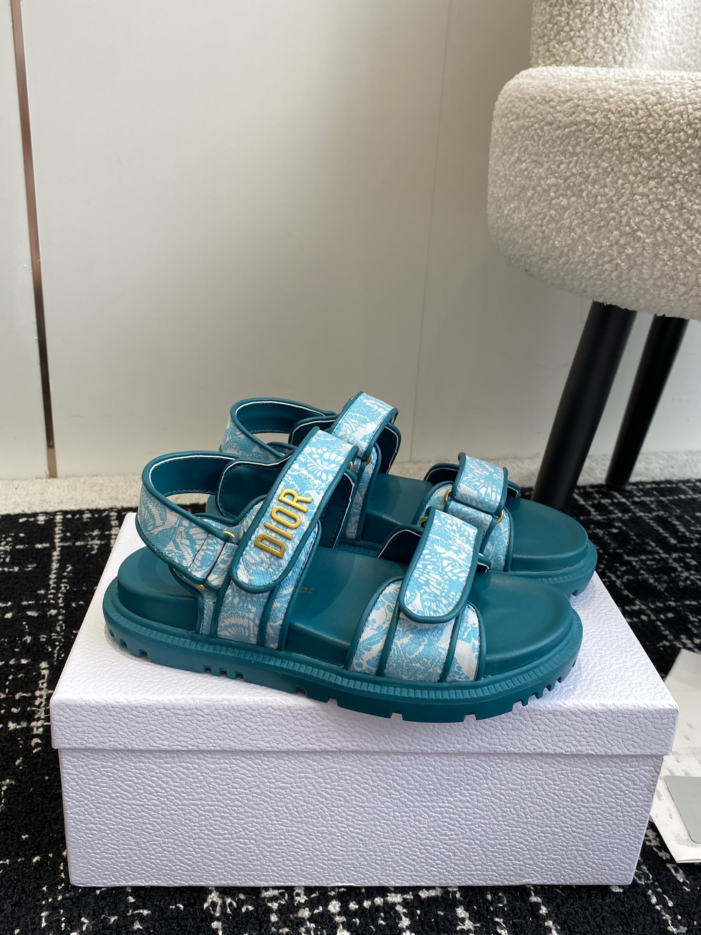 ua D*oract sandal