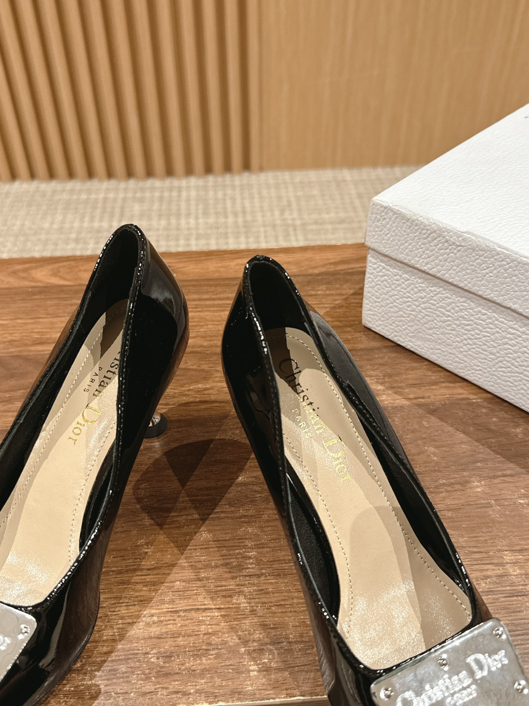 ua ch**an D*or la parusienne pump