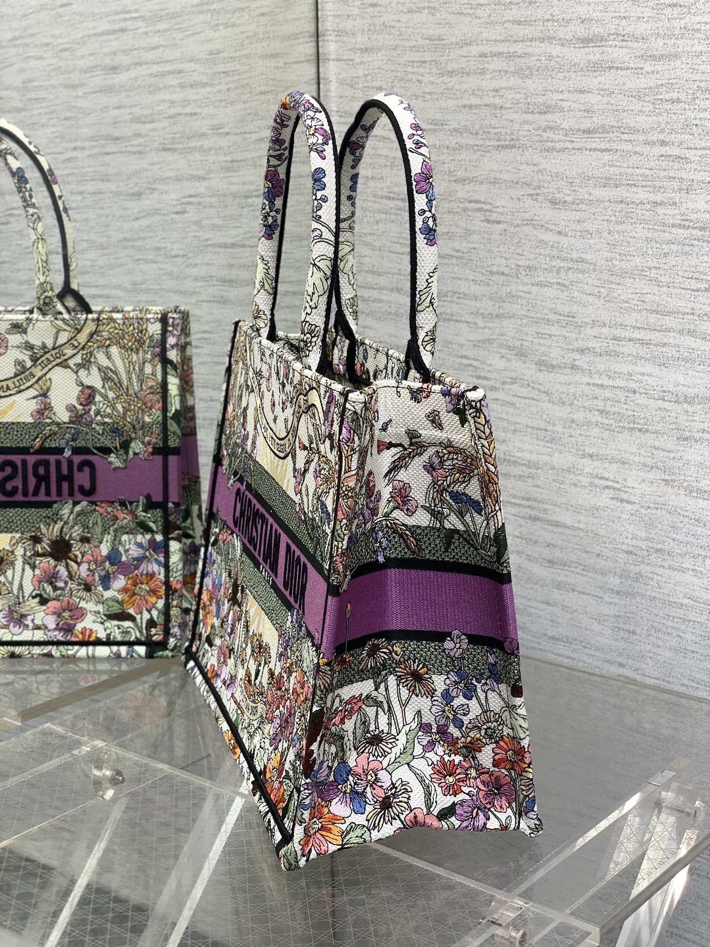 medium D*or book tote ecru multicolor 36 x 27.5 x 16.5 cm