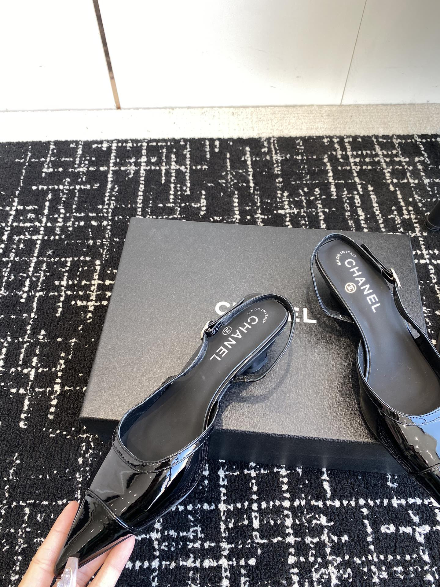 ua Ch*el slingbacks