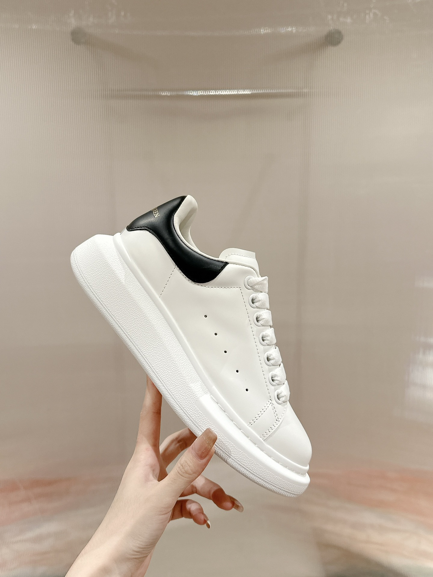 ua ale*d*r M*Q*en oversized white black