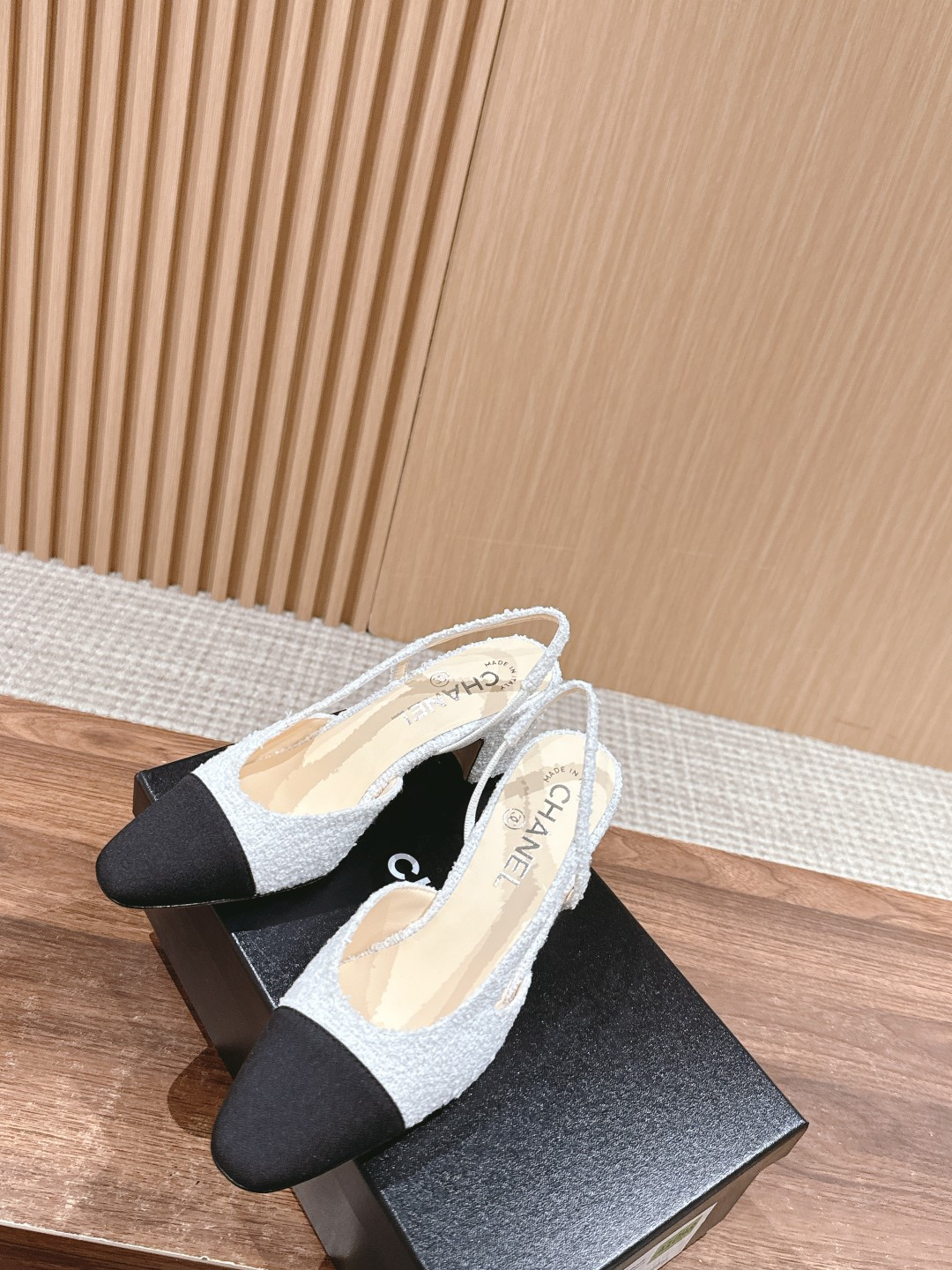 ua Ch*el slingbacks