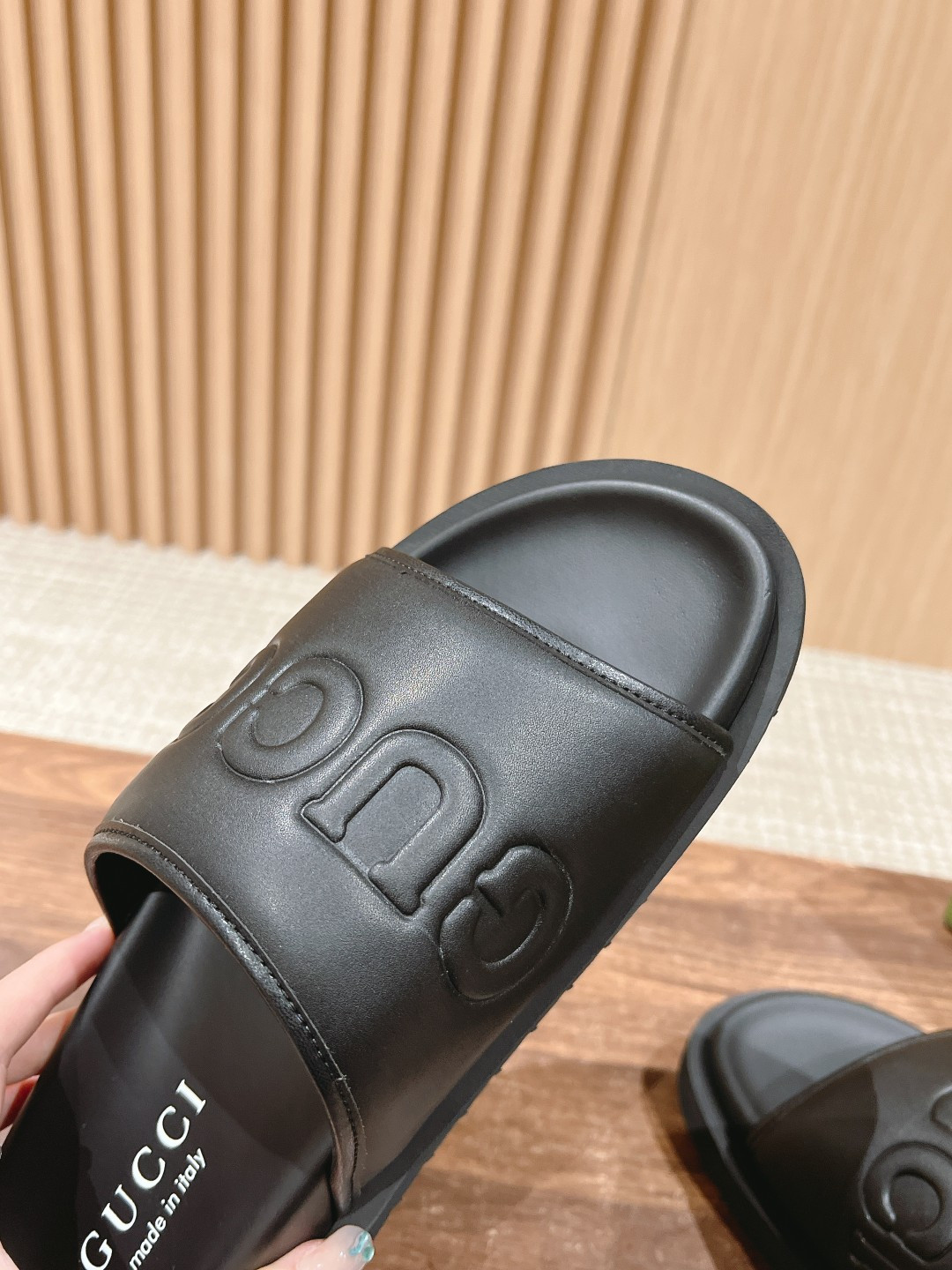 ua G*u*i logo slide