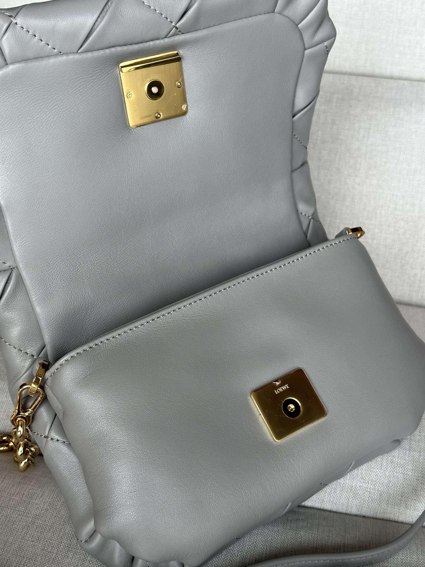 L0ew* mini puffer goya in pleated shiny nappa lambskin 20x6x13cm