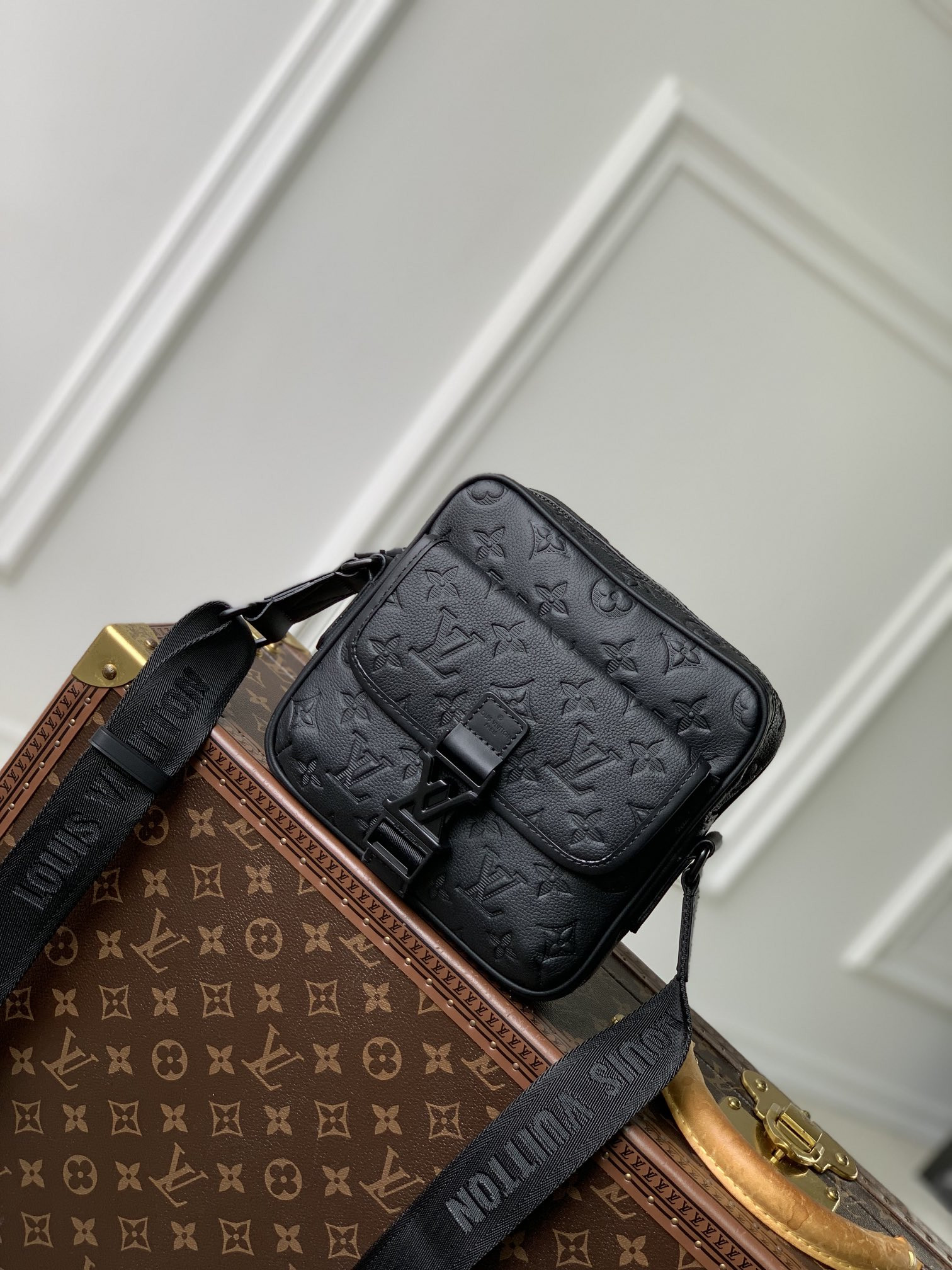 LV Getaway Messenger M12516 17 x 7.8 x 18 cm