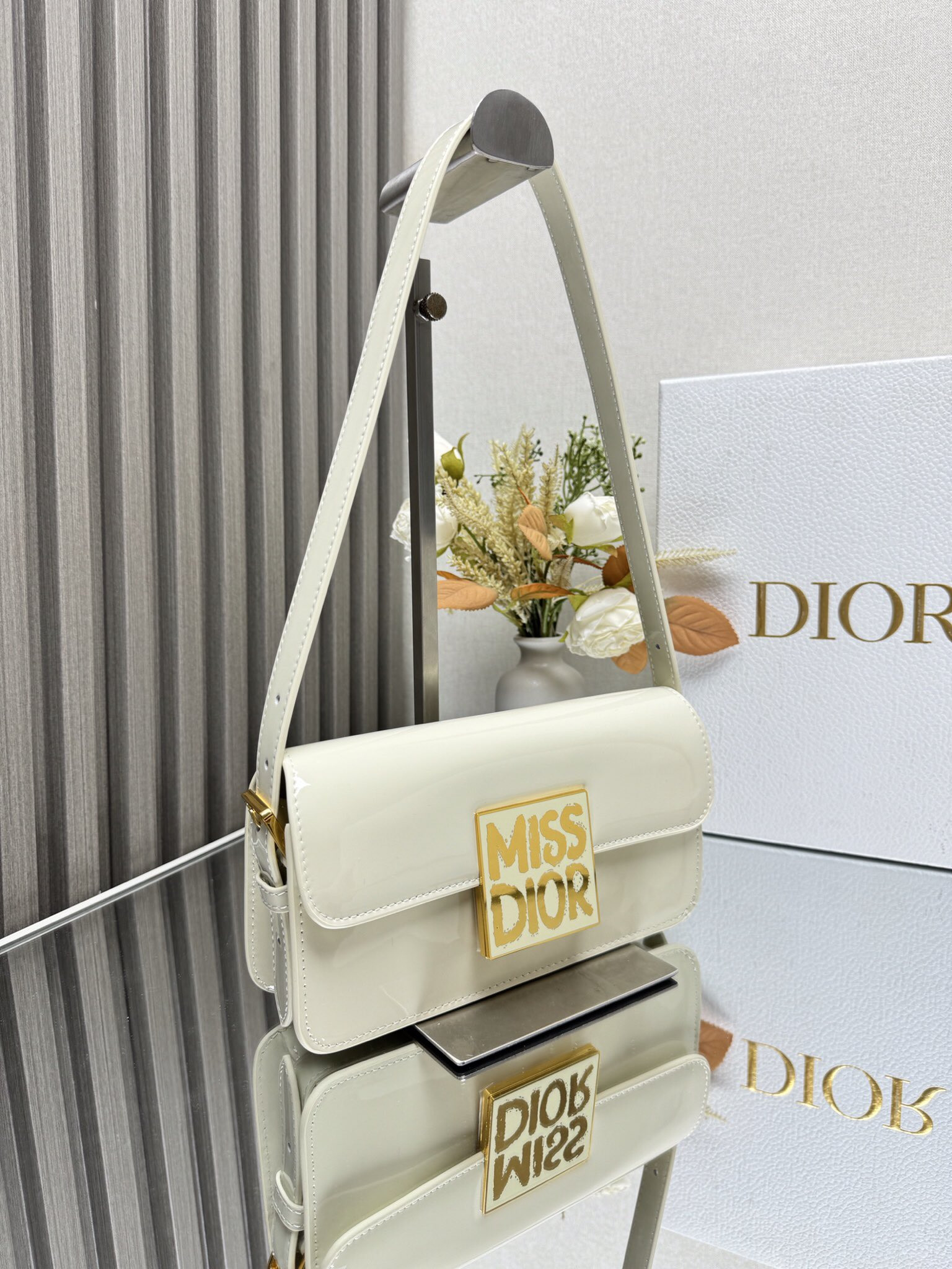 D*or miss D*or flap bag 22 x 11 x 6 cm(patent calfskin)