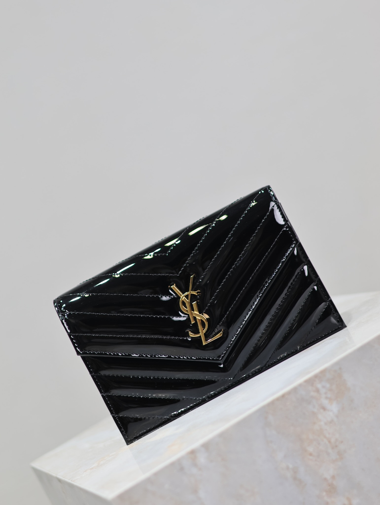 Y*L cassandra woc envelope chain wallet in patent leather 19 x 12.5 x 3.5cm
