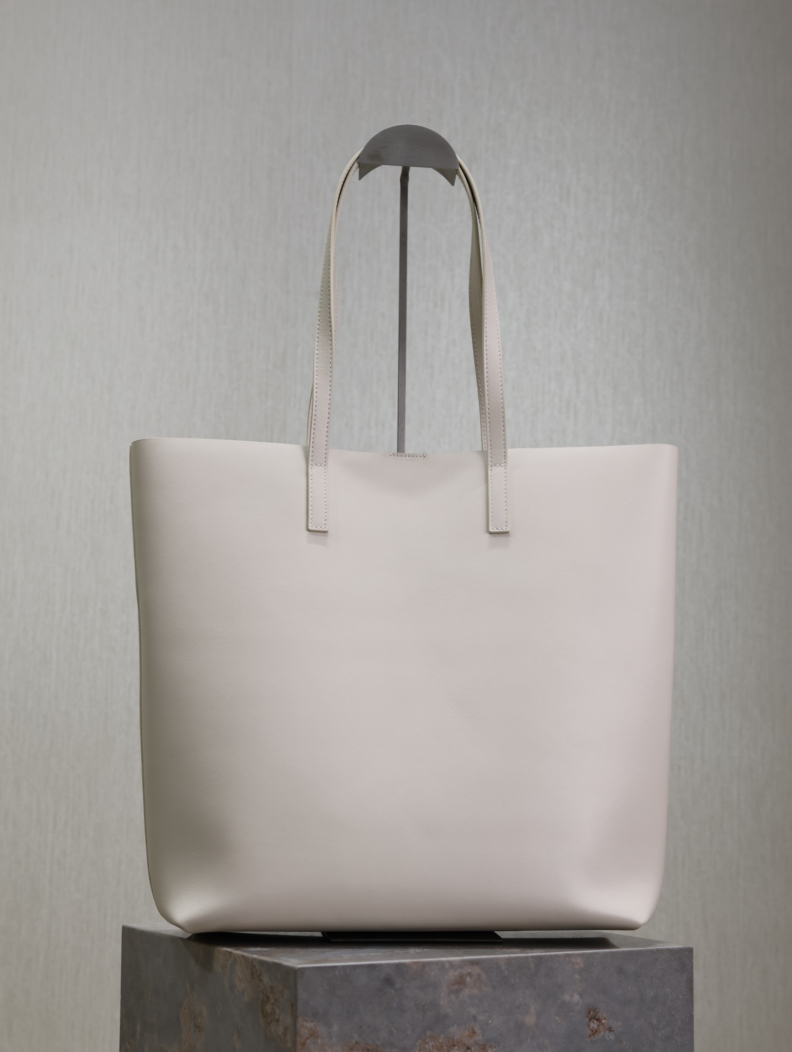 y*l shopping Sa**t Lau*nt in leather 32.5×35×10.5cm