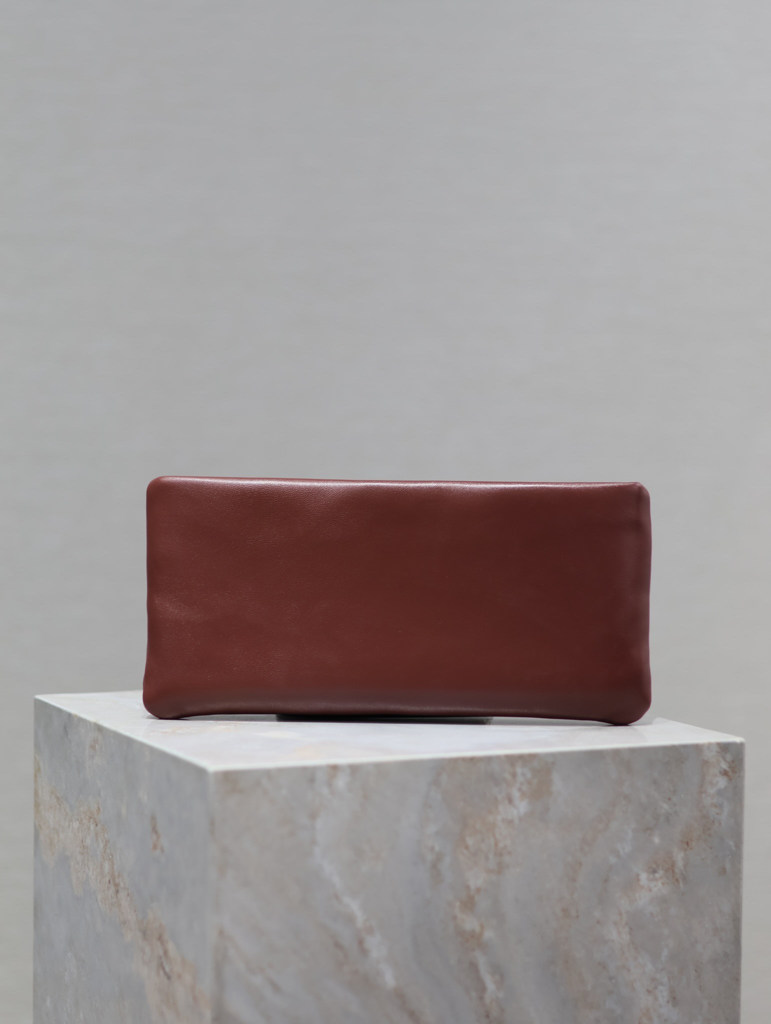 Y*L calypso long pouch in lambskin 30 x 15 x 3.5 cm