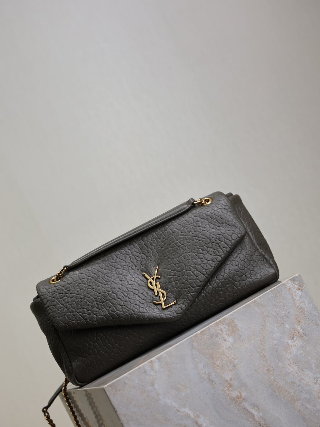 Y*L calypso medium in grained lambskin 800916 30x15x7.5cm