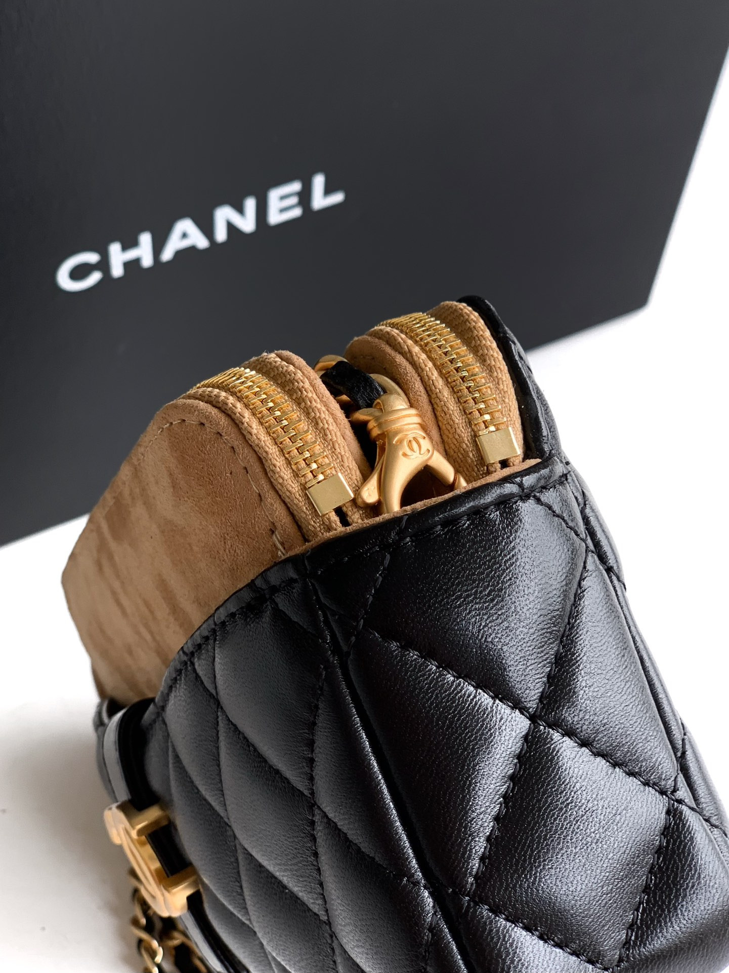 Ch*el zipped phone holder with chain ap4743 10x18x3cm