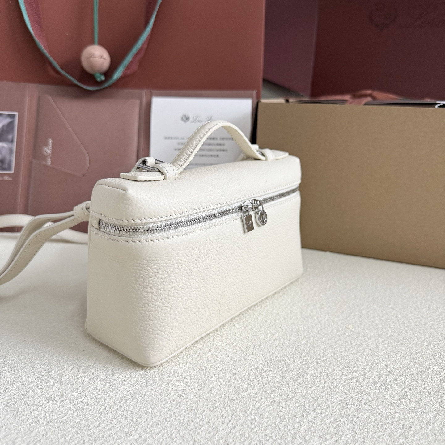 L**o p*ana extra pocket l19 grained calfskin 11 x 19 x 6.5 cm