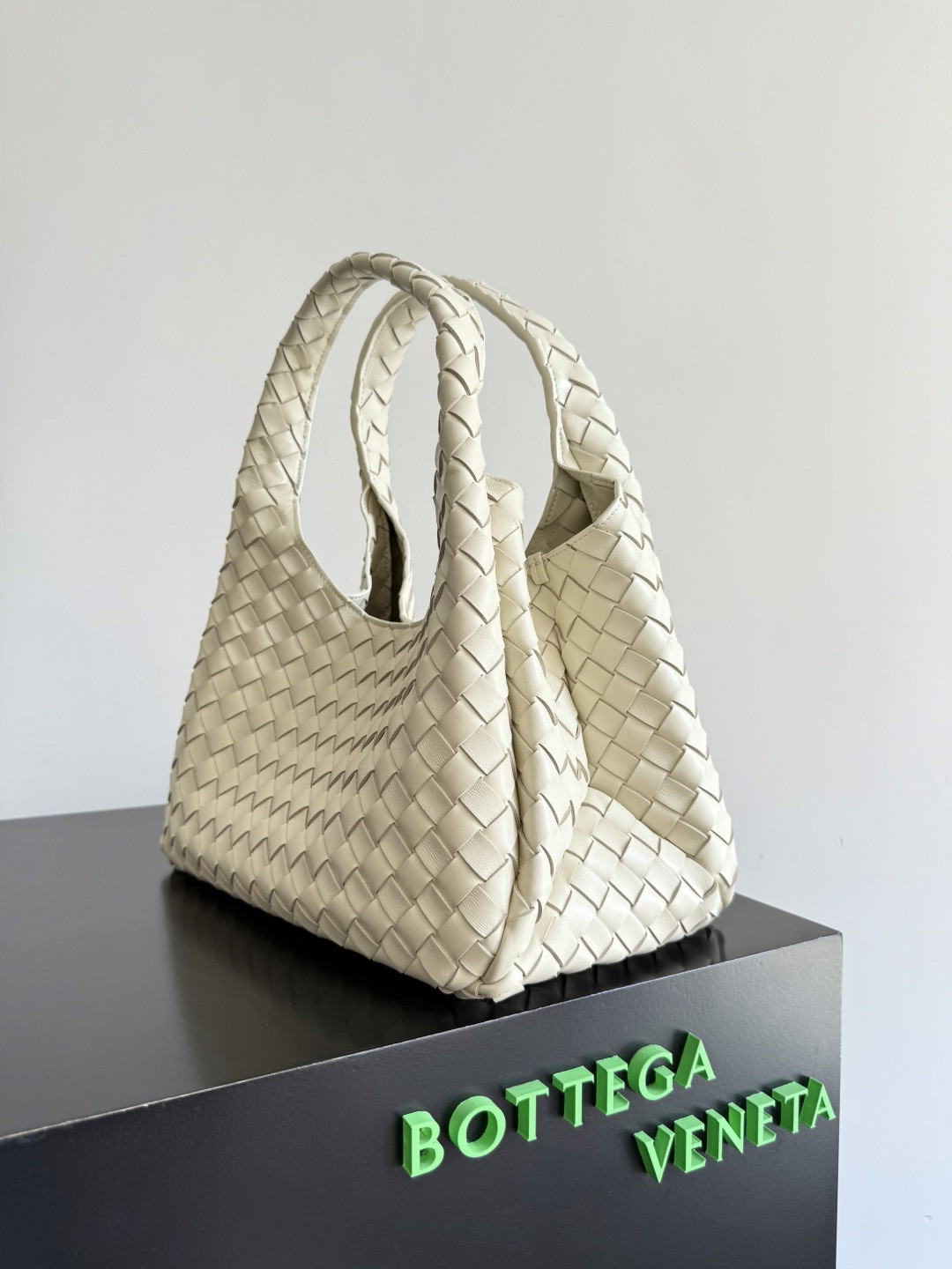 bo*te*ga Ve*ne*ta medium campana 20x33x16.5cm